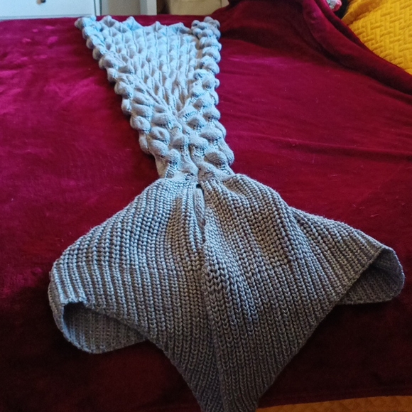 Mermaid tail knit crochet blanket Snuggly Comfy inside Sleeping bag Halloween - Picture 3 of 3